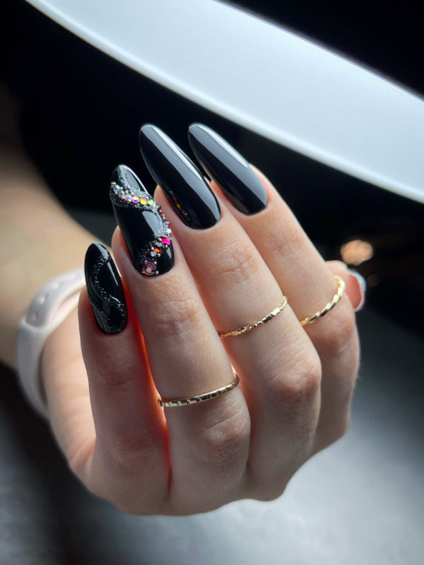 Vernis à ongles hybride UV Femme en noir 6 ml – 605